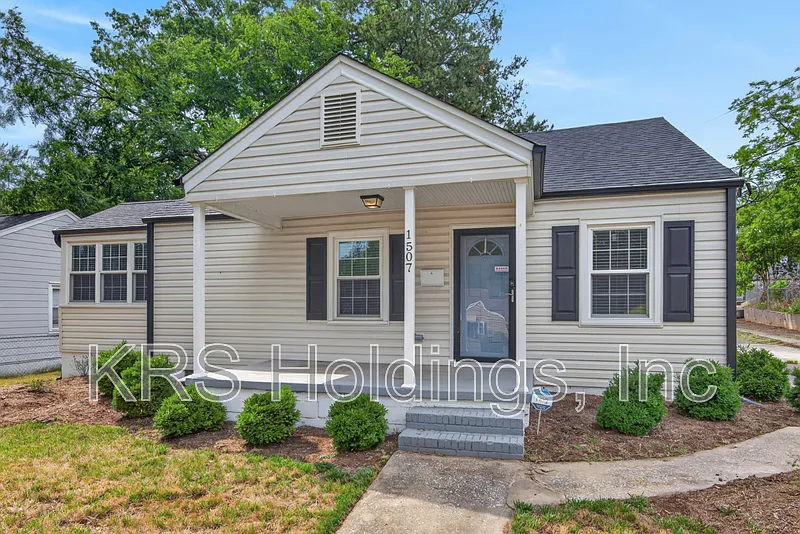 3 bed, 1.0 bath, 1136 sqft, $1,850 — Photo 2