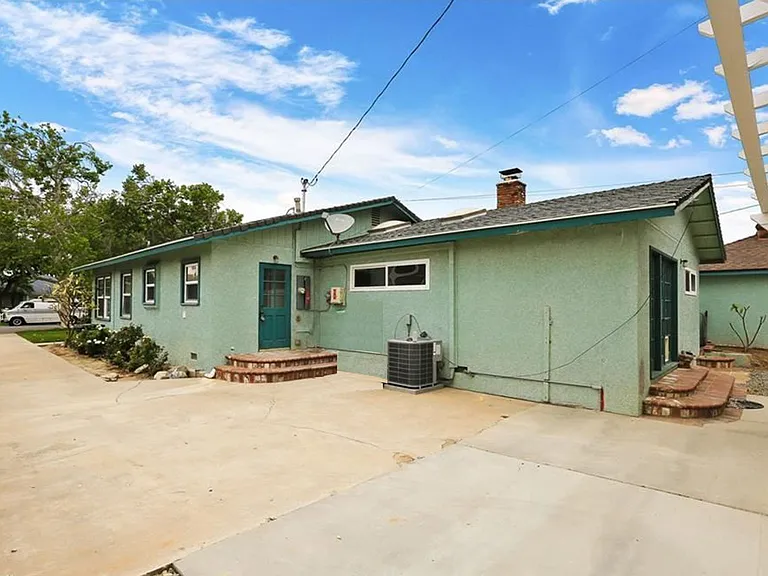 369 N Waverly St — Photo 2