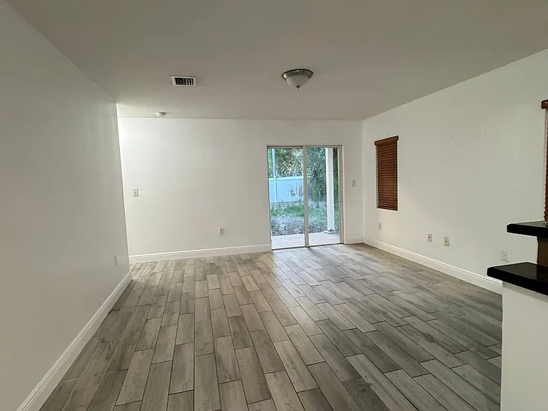 22250 Miami Ave — Photo 6