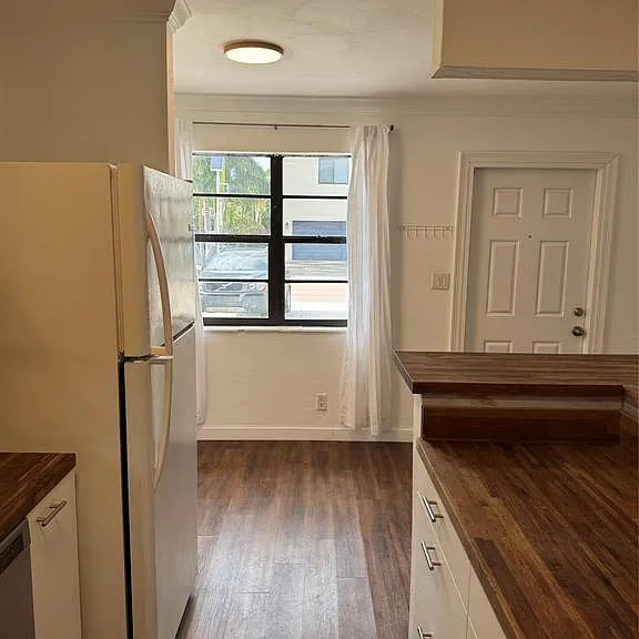 520 NE 58th St #B — Photo 8