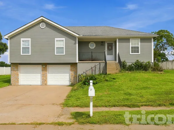 2916 SW Shadow Brook Dr, Blue Springs, MO 64015