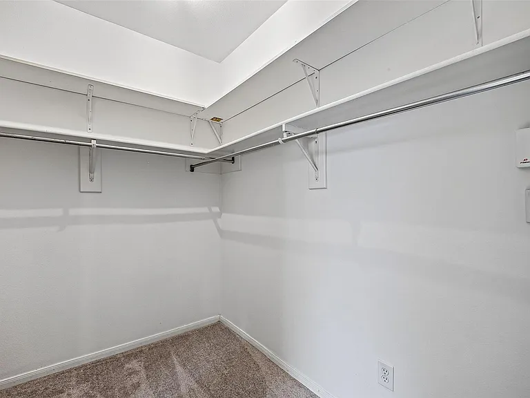 2411 Charter Oaks Ct — Photo 18