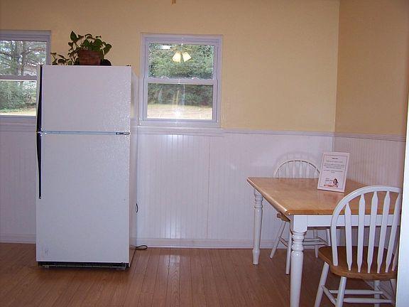 LARGE EAT-IN AREA IN KITCHEN.
