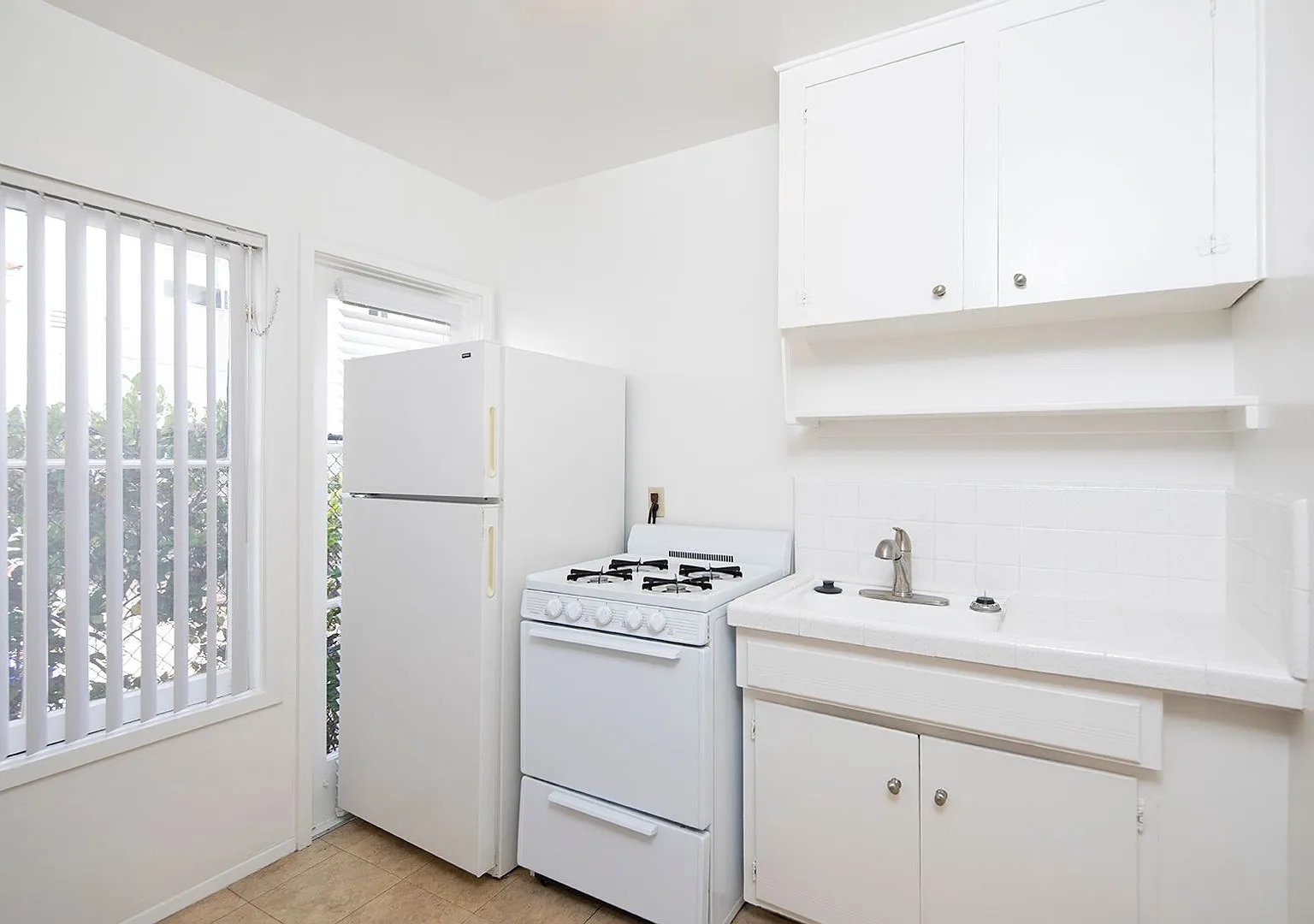 1402 - 1408 1/2 Grand Avenue — Photo 4