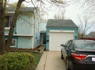 30W102 Lindenwood Dr, Warrenville, IL 60555