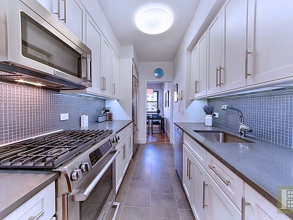 4th image of 165 E 72nd St APT 10D
