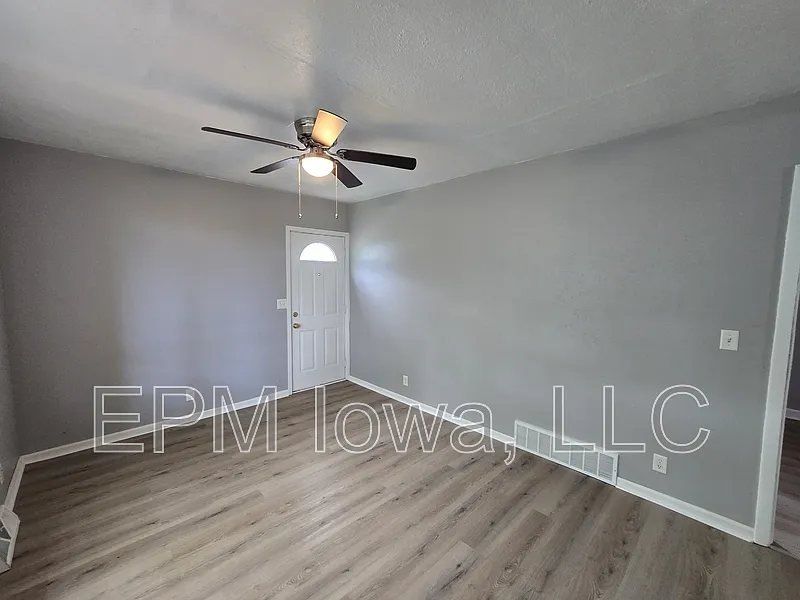 3 bed, 1.0 bath, 800 sqft, $900 — Photo 4