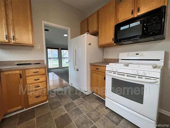 4th image of 32028 Maine St