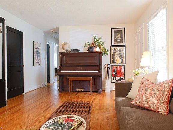 4th image of 3812 Manor Dr