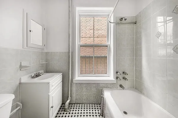 Rented by Sloyer Real Estate Corp | media 4