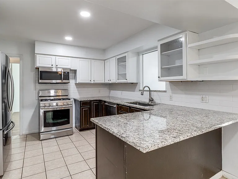 6418 E Lovers Ln — Photo 9