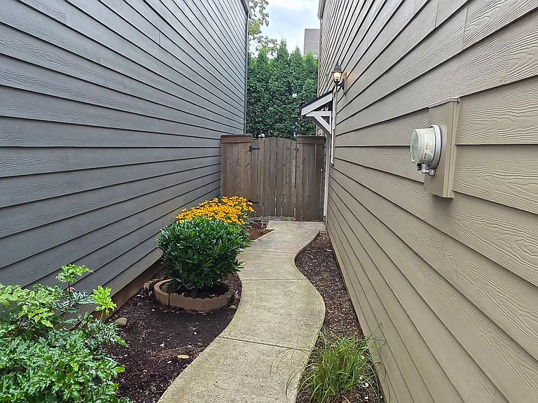 2710 NE 130th Ct — Photo 2