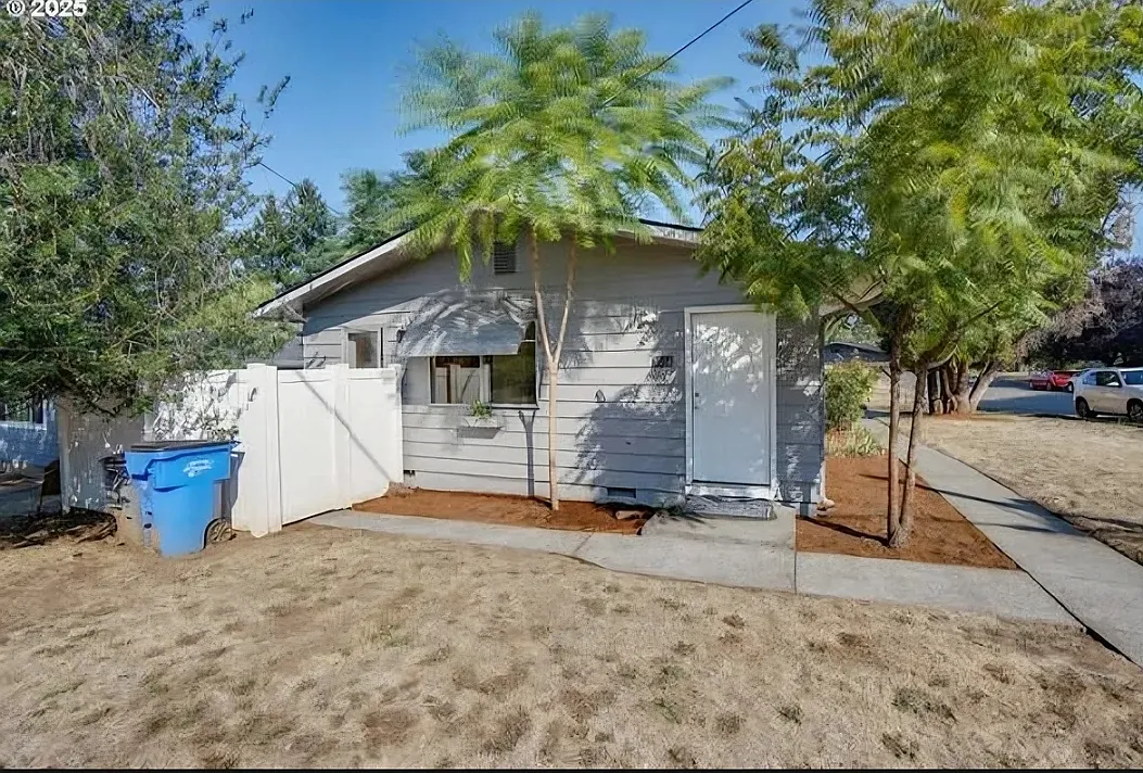 2 bed, 702 sqft, $1,580 — Photo 1