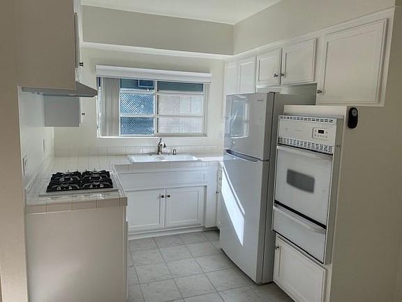 4th image of 929 Larrabee St APT 26