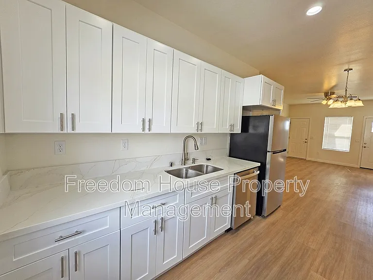 1701 Sycamore Ave #A — Photo 3