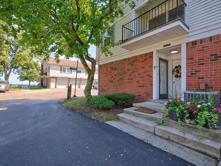 26070 N Lake Dr — Photo 38