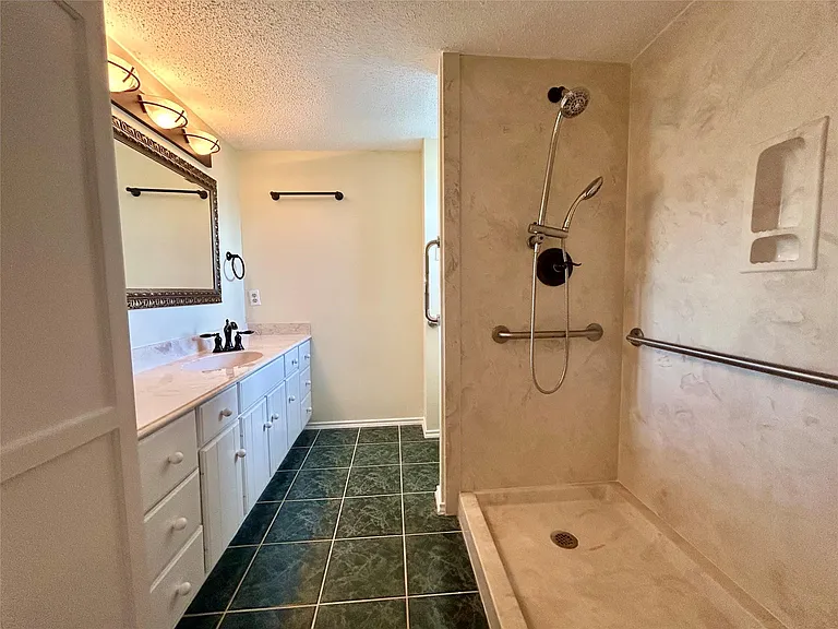 2456 Country Club Dr — Photo 19