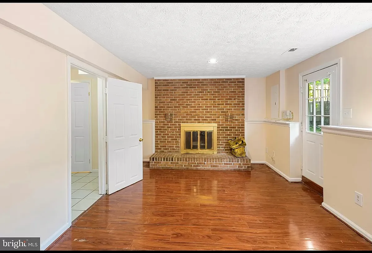 Building Photo - 6050 Hydrangea Dr #B