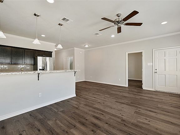5th image of 403 Highlands St