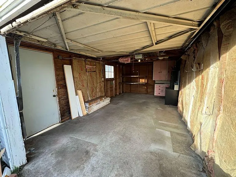 1 car garage off the alley