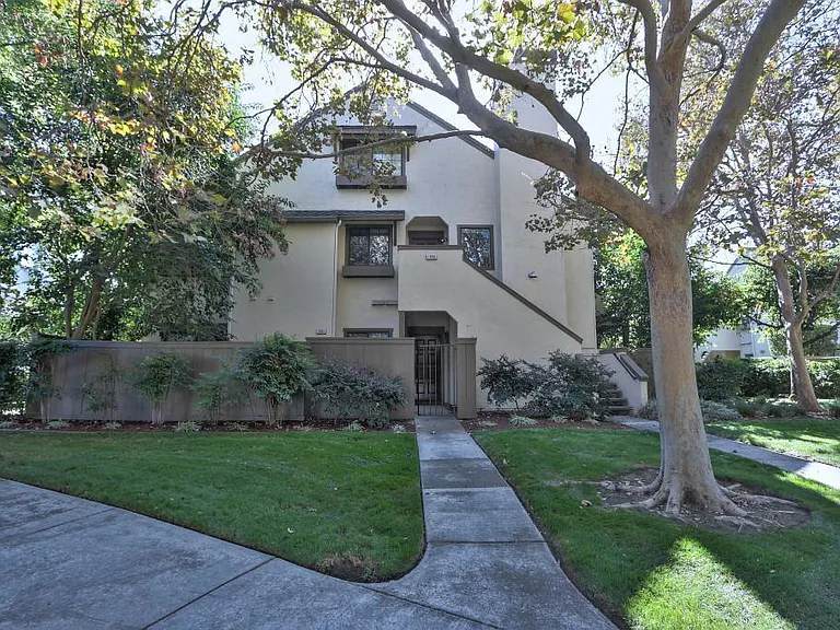 1886 Huxley Ct — Photo 1