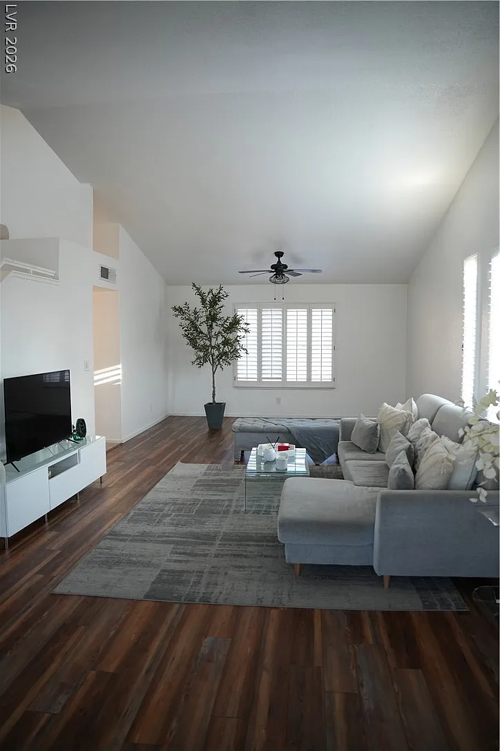 3 bed, 2.0 bath, 1877 sqft, $2,700 — Photo 2