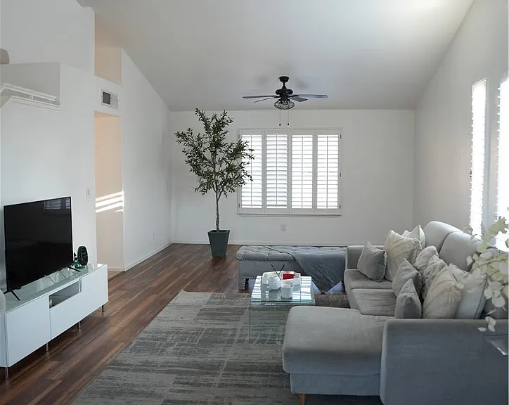 1571 Yellowwood Dr — Photo 2