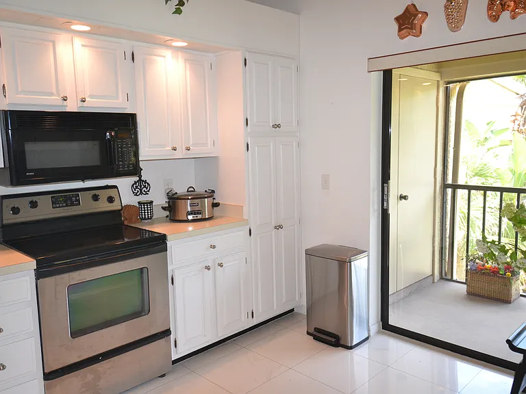 112 Lindsay Ln — Photo 3