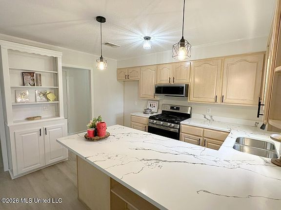 3rd image of 213 Faith Hill St