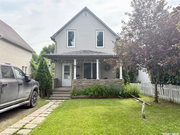 67 6th Ave N, Yorkton, SK S3N 0X7