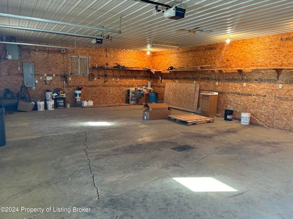 304 6th St NW, Hettinger, ND 58639