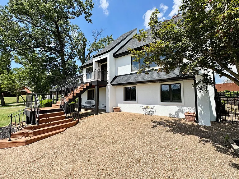 624 S Horsebarn Rd — Photo 5