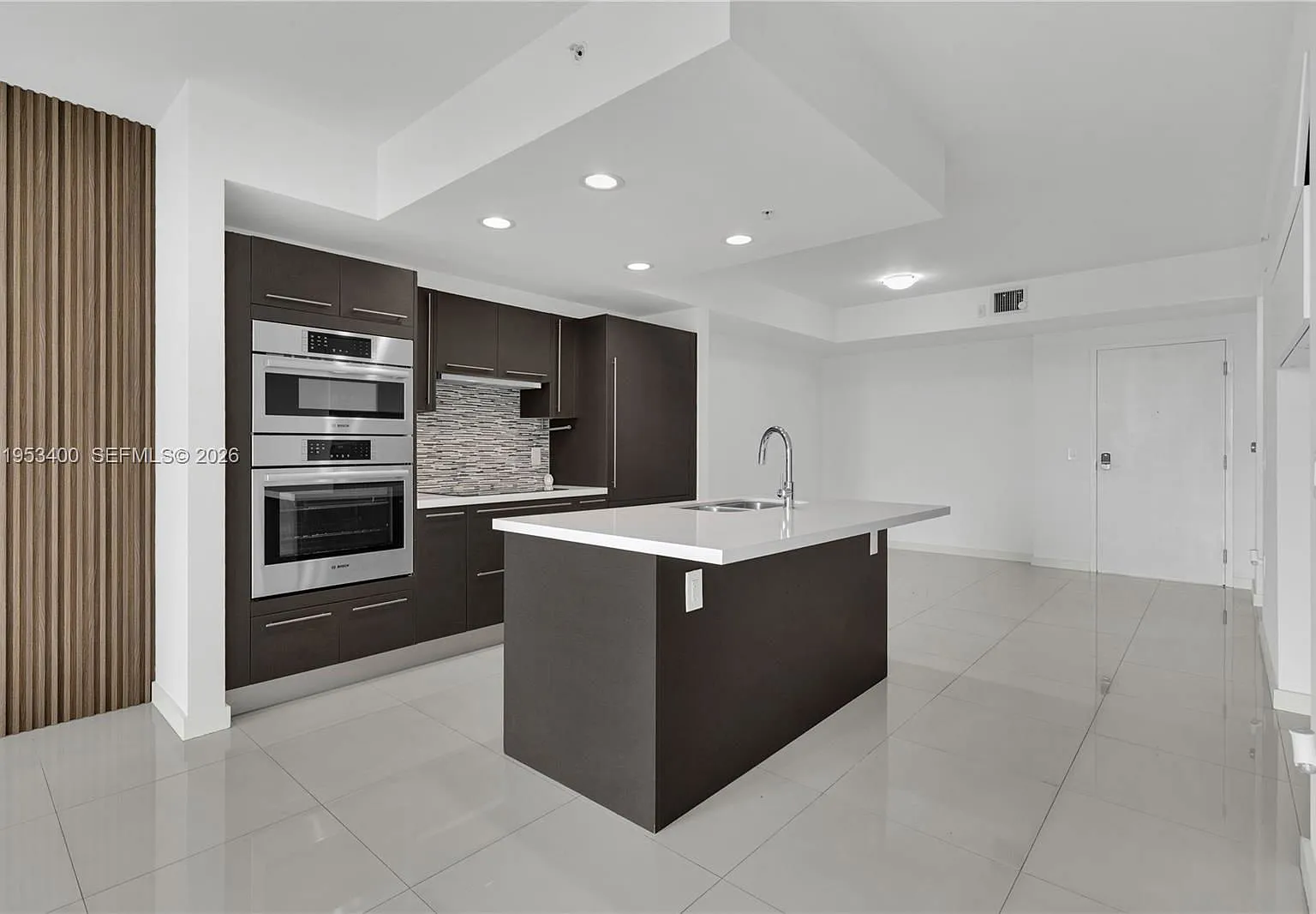 1 bed, 2.0 bath, 989 sqft, $2,600 — Photo 2
