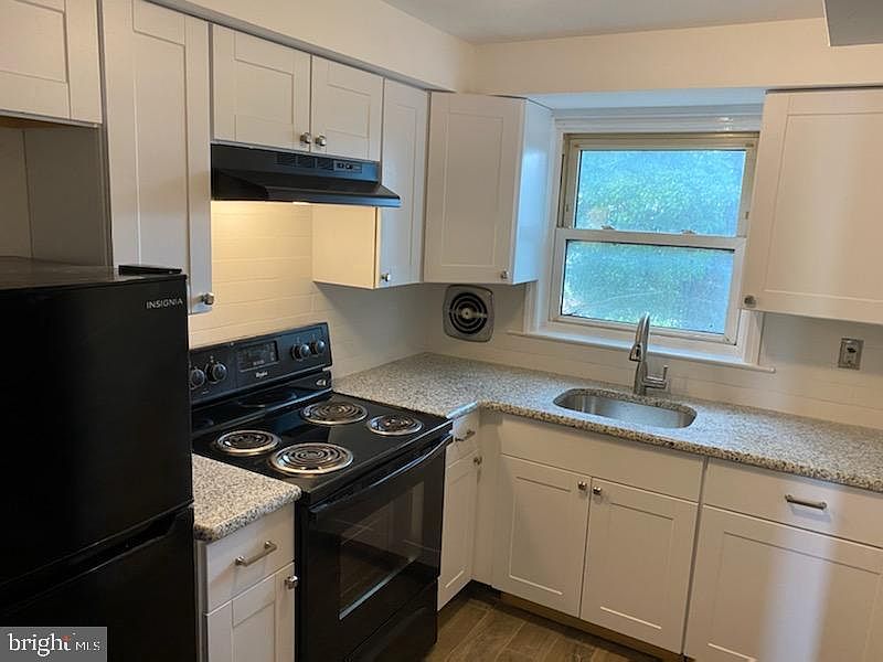 2nd image of 25 N Dudley St