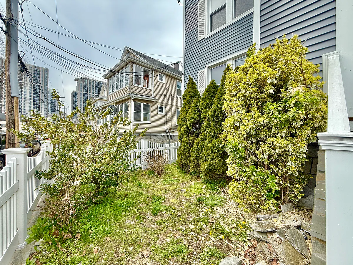 Building Photo - 52 Manor St #3
