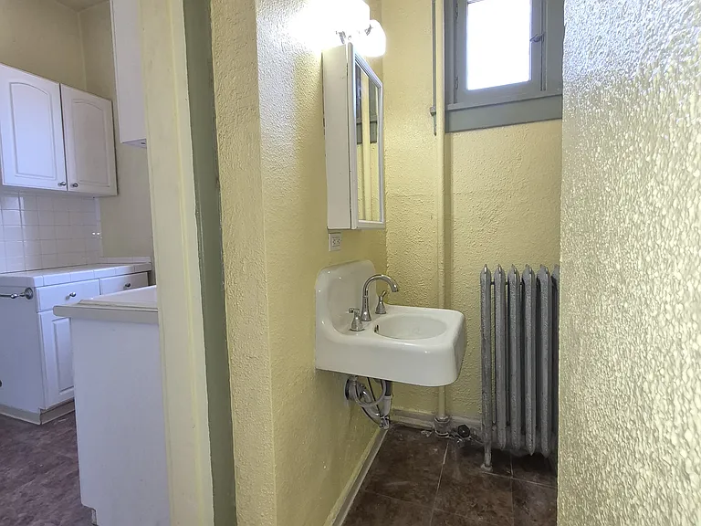 1136 N Logan St #5 — Photo 8