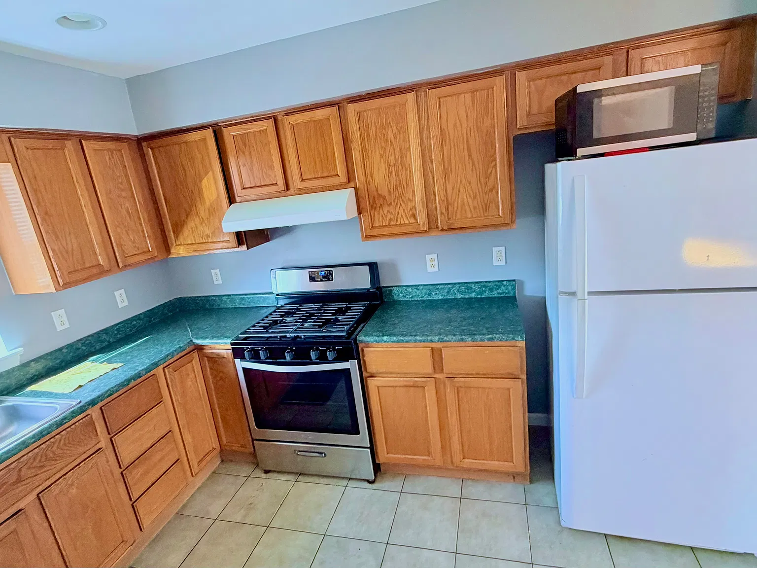 3 bed, 2500 sqft, $2,300 — Photo 4