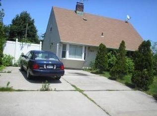 160 Kingfisher Rd, Levittown, NY 11756