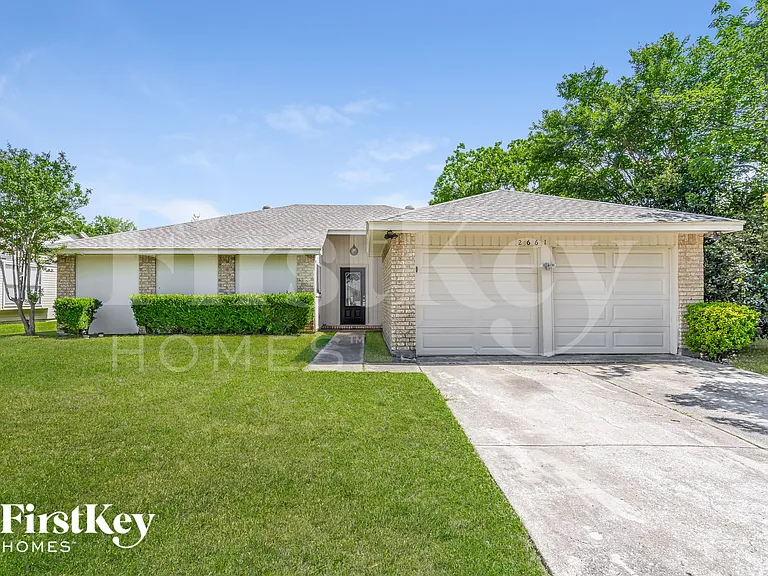 2661 Claremont Dr — Photo 1