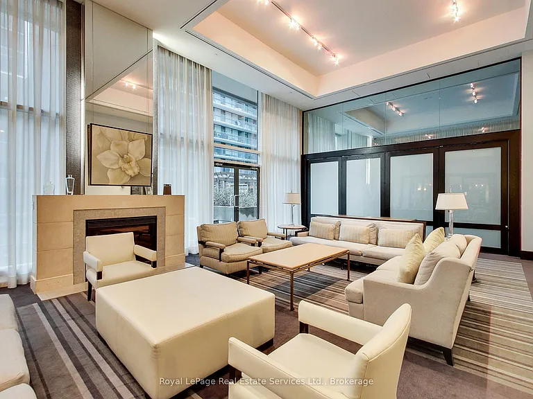 438 King St W #402 — Photo 28