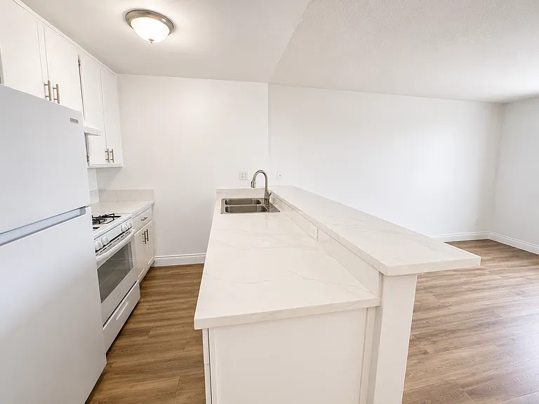 704 McDonald Ave #109 — Photo 9