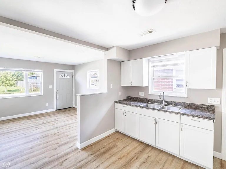 617 N Oxford St — Photo 9