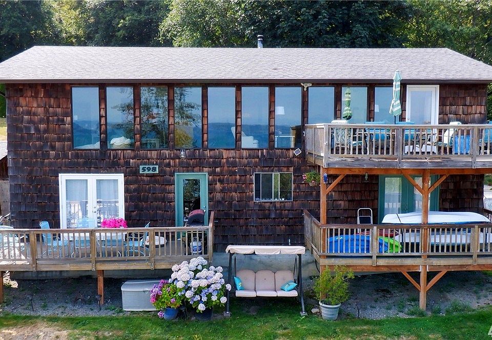 Island life with a Cape Cod flair. 3 decks for entertaining or privacy