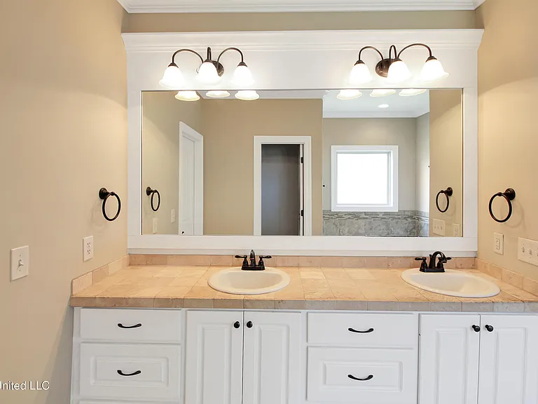 114 Huber St — Photo 11