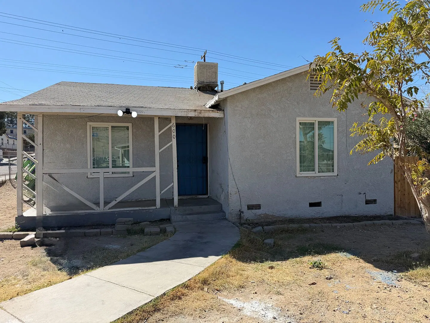 2 Bedroom 1 Bathroom Fenced House with Completely Remodeled Interior — Photo 1
