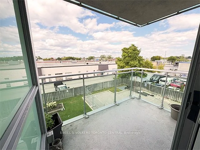 60 Fairfax Cres #330 — Photo 5