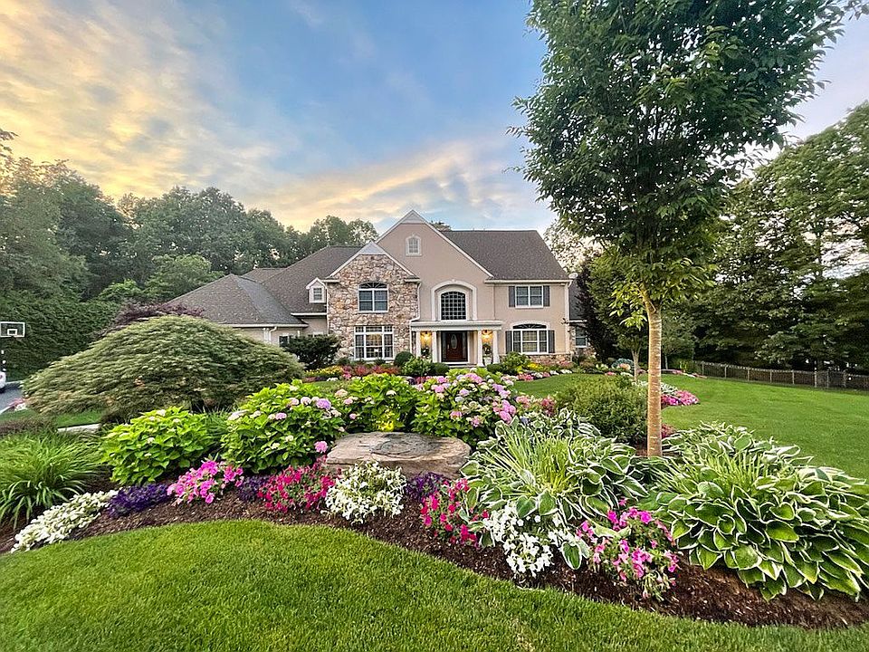 2nd image of 223 Woodmere Ct