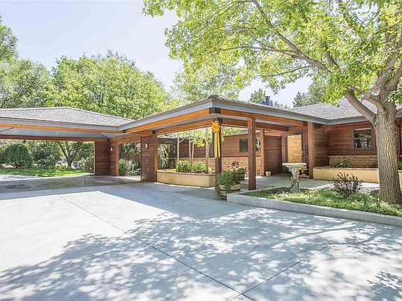 4th image of 653 Round Hill Dr
