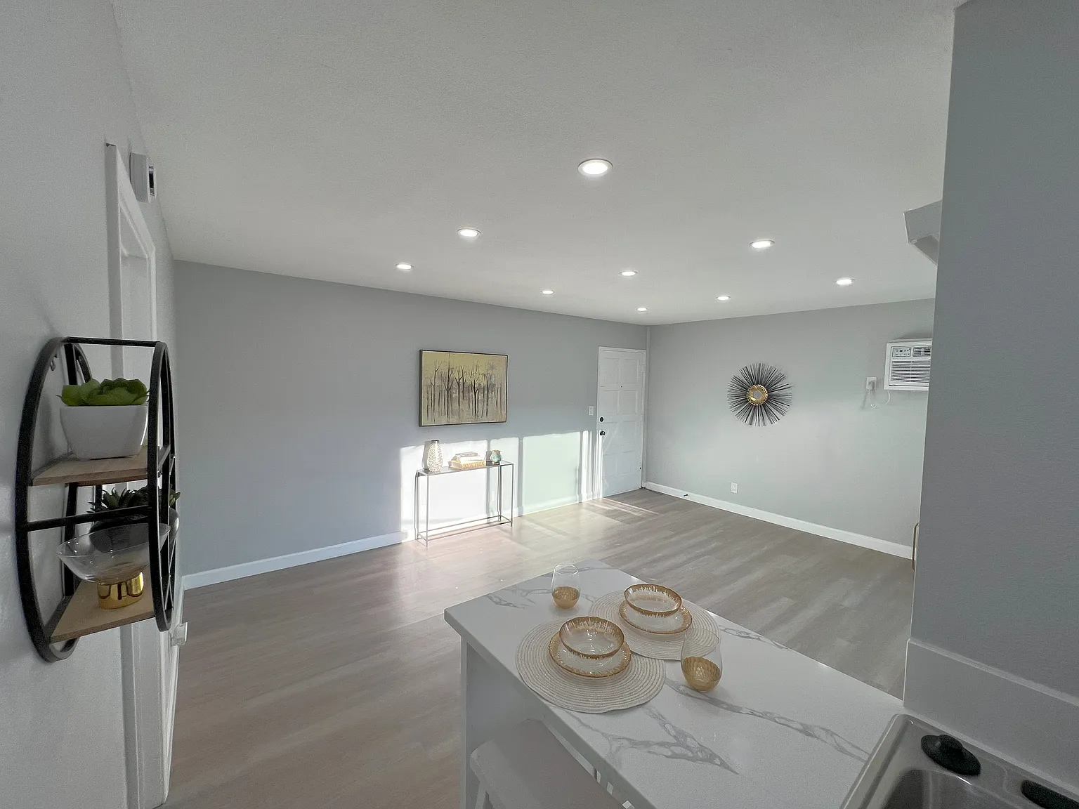 Estrellita Arms Apartments — Photo 4