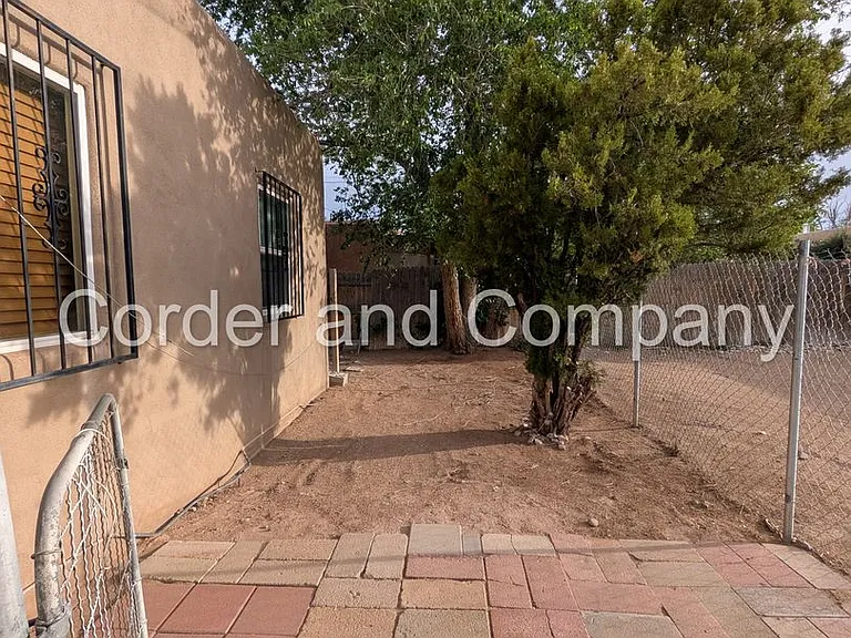 302 Valencia Dr NE — Photo 22